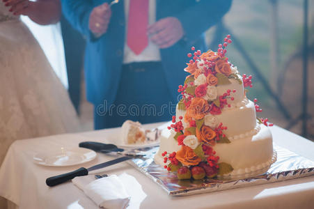 美丽美味的白色婚礼蛋糕