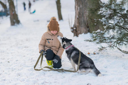 男孩和他的狗在雪地里