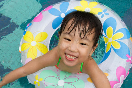 亚洲小中国女孩在游泳池里玩