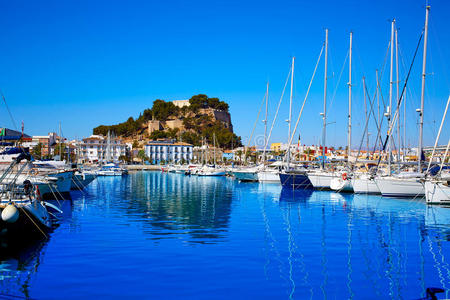 西班牙阿利坎特的迪尼亚码头和城堡