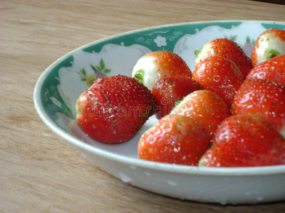 盘中草莓照片