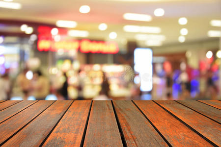模糊图像木桌和抽象百货商店购物