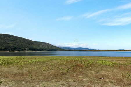 美丽的外观，风景如画的拉比沙湖和山的马古拉洞