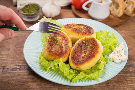 碎肉饼 草本植物 肉排 地壳 盘子 食物 桌子 大蒜 马铃薯