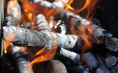 在壁炉里烧木头照片
