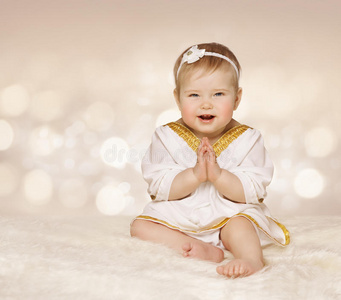 婴儿古装,穿白衣服的小女孩双手合十,一个照片
