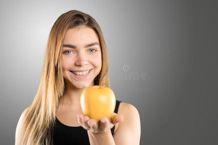 健身女孩拿着苹果