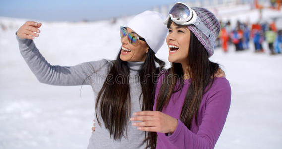 女孩 少女 滑雪 放松 漂亮的 美丽的 极端 朋友 娱乐