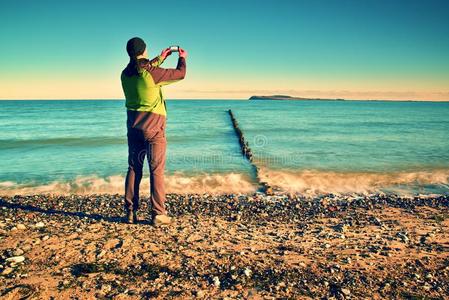 公司 细胞 季节 男人 手机 帽子 求助 海岸 照相机 防波堤
