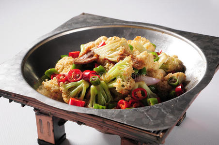 干虫草花干锅有机西兰花照片