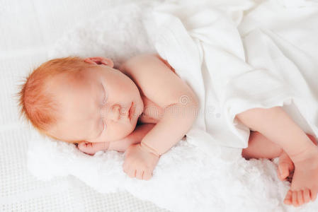 可爱极了 姿势 摆姿势 梦想 新的 宝贝 可爱的 毯子 新生儿