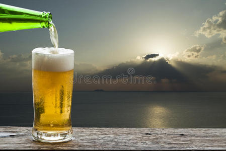 享受带日落海景的啤酒。