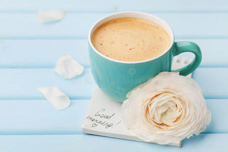 咖啡杯与春花和笔记早上好，蓝色乡村背景，早餐