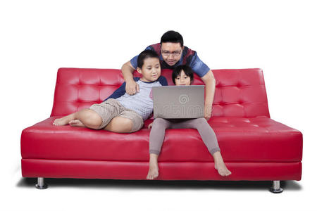 笔记本 浏览 家庭 学习 在线 因特网 小孩 童年 印度尼西亚语