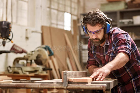 木匠用机械切割木板