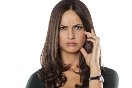 脸上中年人皱眉头皱眉的女人帕格的和白人肖像女人皱眉她的额头, 皱纹