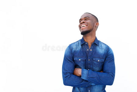非洲男子双臂交叉在白色背景下大笑