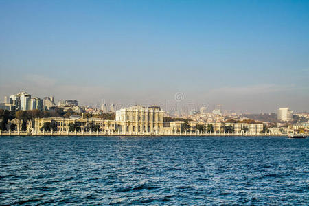 伊斯坦布尔的多玛巴希宫。 博斯普鲁斯视图