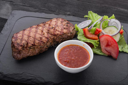 金属烤牛排上烧烤图片-金属烤牛排上烧烤素材-金属烤牛排上烧烤插画-