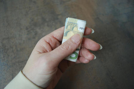女性手握折叠货币。