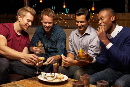 一群男性朋友在屋顶酒吧享受夜晚