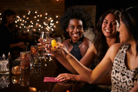 女性朋友在鸡尾酒酒吧享受夜晚
