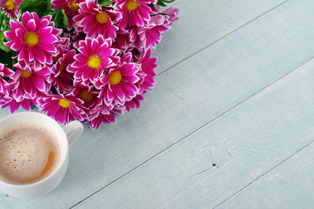 一束美丽的花和一杯咖啡