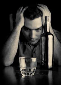 喝酒的男人图片