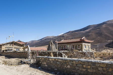 风景 高原 四川 人们 房子 旅游 旅游业 村庄 颜色 院子