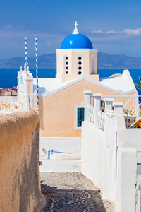 希腊圣托里尼岛上著名的蓝色圆顶教堂。爱琴海海景