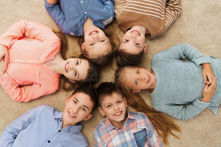 朋友 笑脸 西班牙裔 地毯 年龄 可爱极了 童年 说谎 地板