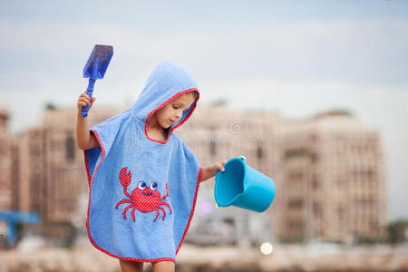 可爱的小学龄前男孩，在沙滩上玩