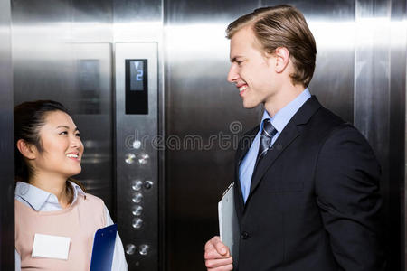 在电梯里的人图片