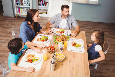 家人在餐桌上讨论食物