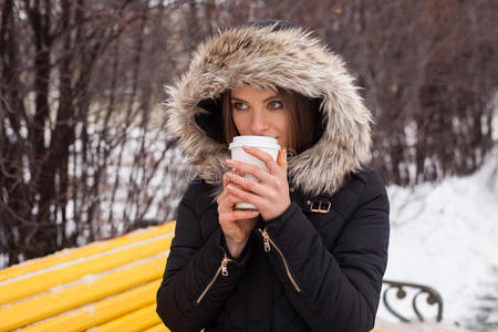 女人 饮料 冬天 杯子 自然 时尚 咖啡 成人 享受 季节