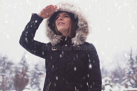 自然 美女 雪花 下雪 寒冷的 美丽的 女人 时尚 季节