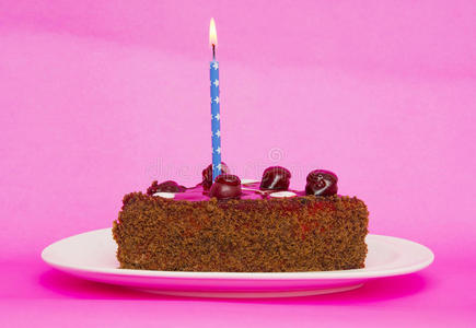 粉红色背景上有蜡烛的生日蛋糕