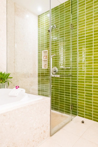 空的 房间 奢侈 浴室 玻璃 房子 地板 公寓 淋浴 镜子