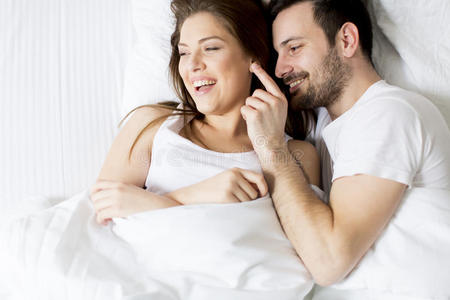卧室 放松 浪漫的 说谎 女人 男朋友 成人 白种人 女朋友