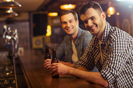 伙计们 客户 玻璃 柜台 在室内 酒吧 白种人 饮酒 友谊