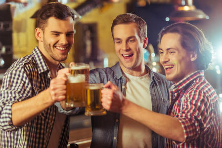 啤酒 玻璃 酒吧 朋友 乐趣 酒精 友谊 客户 成人 面对
