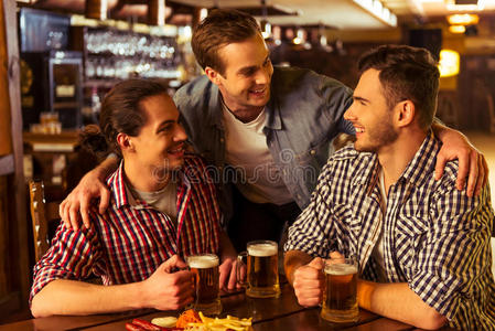 啤酒 在室内 通信 成人 朋友 乐趣 闲暇 客户 柜台 酒吧