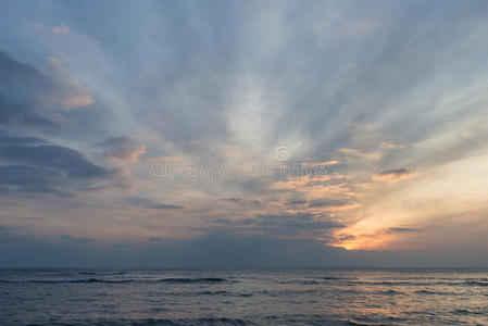 美丽的日落景观图像的岩石海岸线在金梅里奇多塞特英国