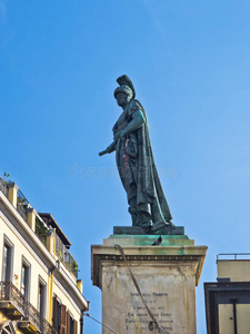 撒丁岛卡利亚里主要广场上的卡洛费利斯纪念碑