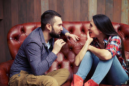 男人和女人之间的谈话照片