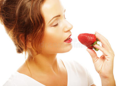 带草莓的有趣女人