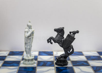 棋盘上的一枚棋子，上面有一盏灯。 一个角色代表战略计划勇敢背叛对抗