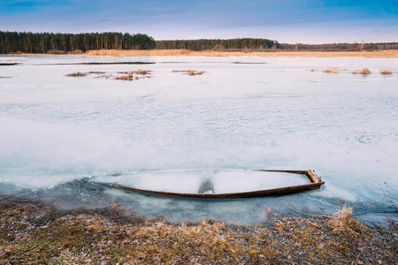 冻结成冰的河流，湖泊，池塘旧木船。 抛弃
