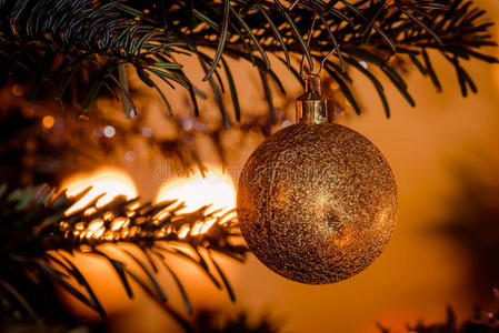 挂在树上的金色圣诞球