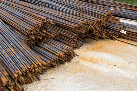 建筑工地加固金属钢棒束照片
